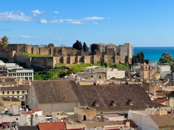 ¡Toca el cielo de Málaga! Espacioso, 3 habitaciones con vistas despejadas.