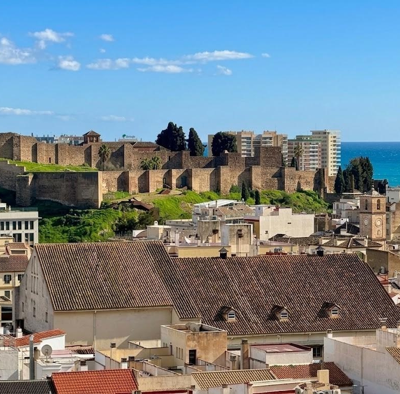 ¡Toca el cielo de Málaga! Espacioso, 3 habitaciones con vistas despejadas.