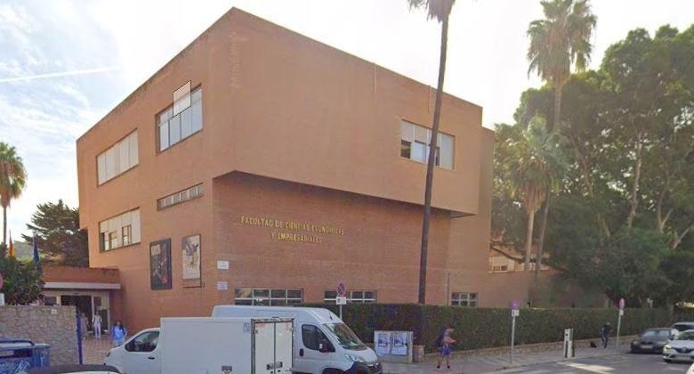 ¡Toca el cielo de Málaga! Espacioso, 3 habitaciones con vistas despejadas.