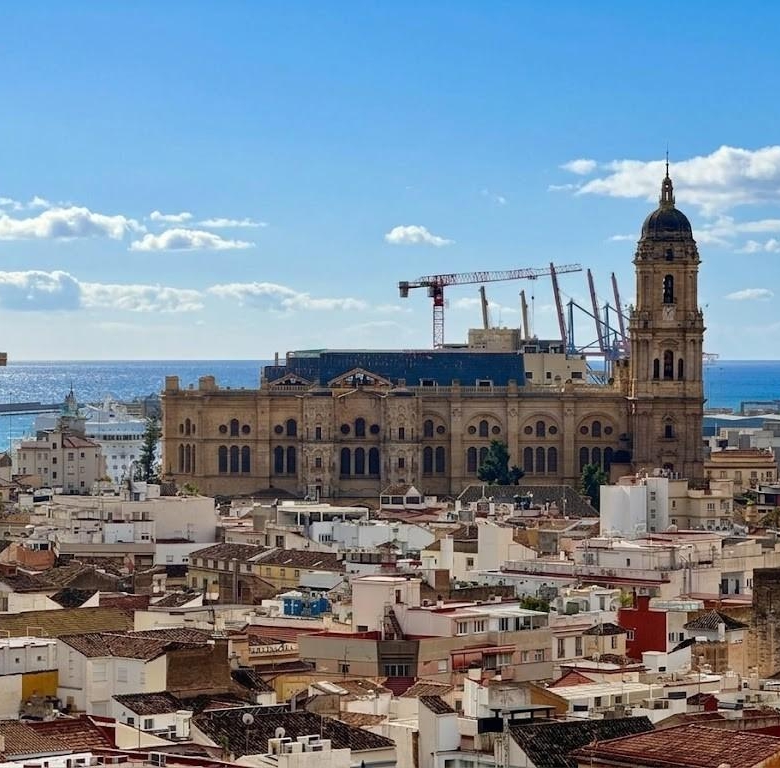 ¡Toca el cielo de Málaga! Espacioso, 3 habitaciones con vistas despejadas.
