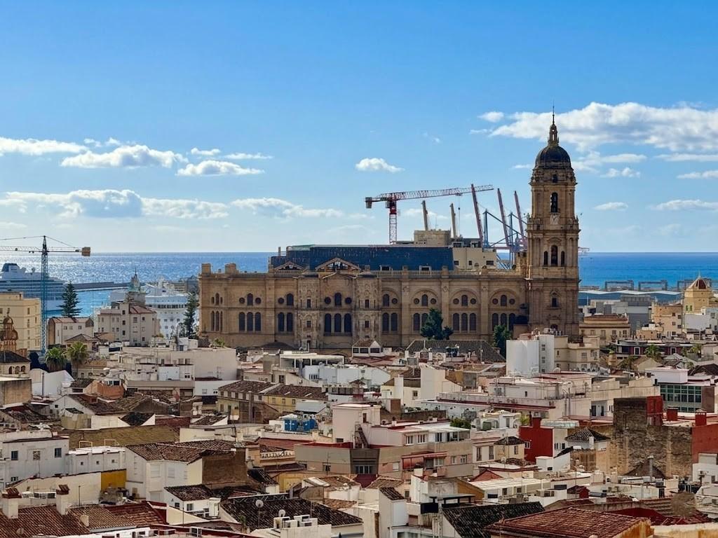¡Toca el cielo de Málaga! Espacioso, 3 habitaciones con vistas despejadas.
