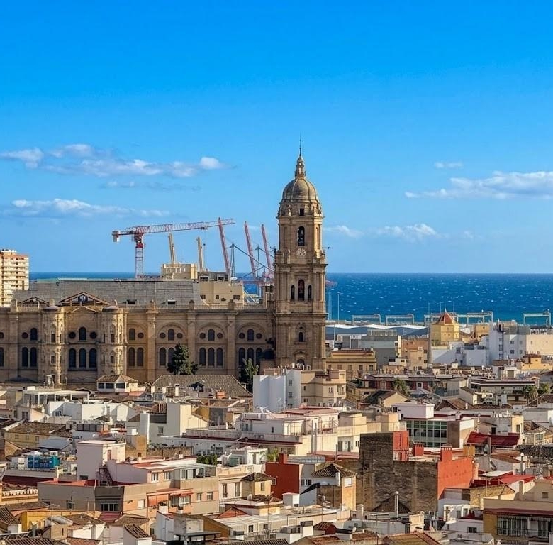 ¡Toca el cielo de Málaga! Espacioso, 3 habitaciones con vistas despejadas.
