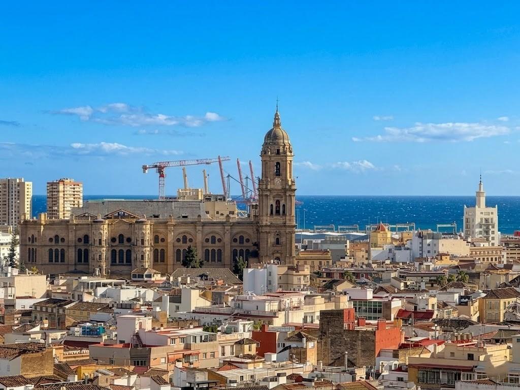 ¡Toca el cielo de Málaga! Espacioso, 3 habitaciones con vistas despejadas.