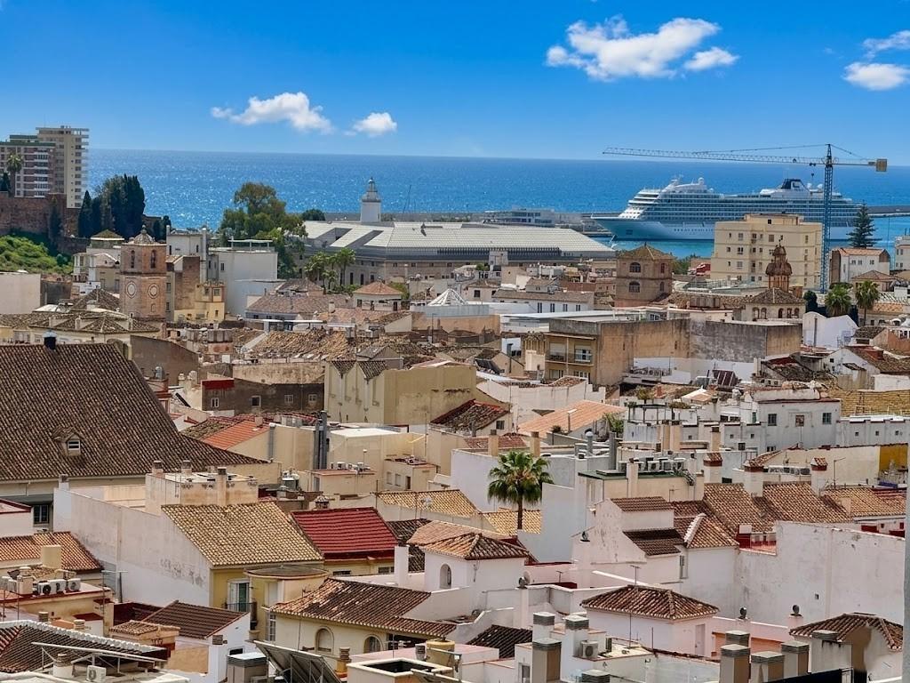 ¡Toca el cielo de Málaga! Espacioso, 3 habitaciones con vistas despejadas.