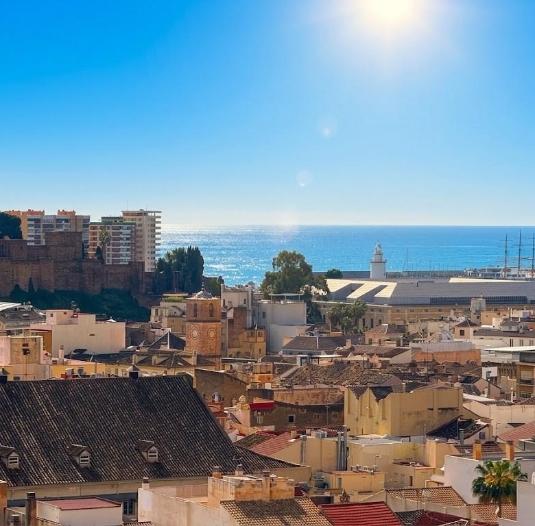 ¡Toca el cielo de Málaga! Espacioso, 3 habitaciones con vistas despejadas.