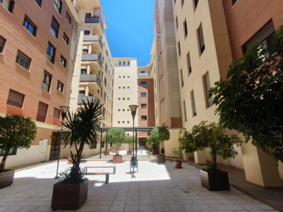 Piso amueblado en Alameda de Colón con plaza de garaje.