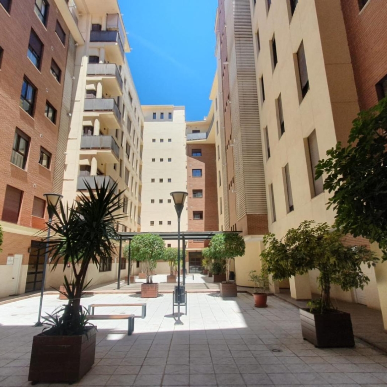 Piso amueblado en Alameda de Colón con plaza de garaje.