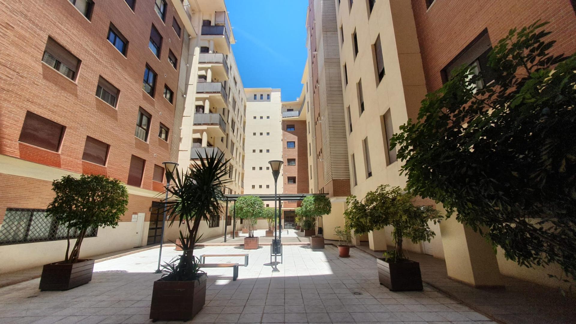 Piso amueblado en Alameda de Colón con plaza de garaje.