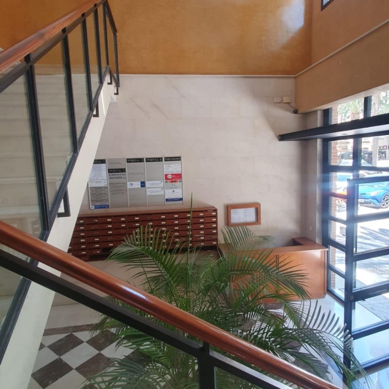 Piso amueblado en Alameda de Colón con plaza de garaje.