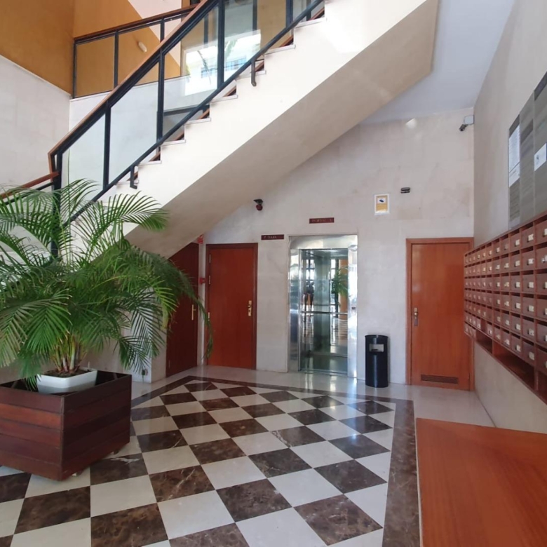 Piso amueblado en Alameda de Colón con plaza de garaje.