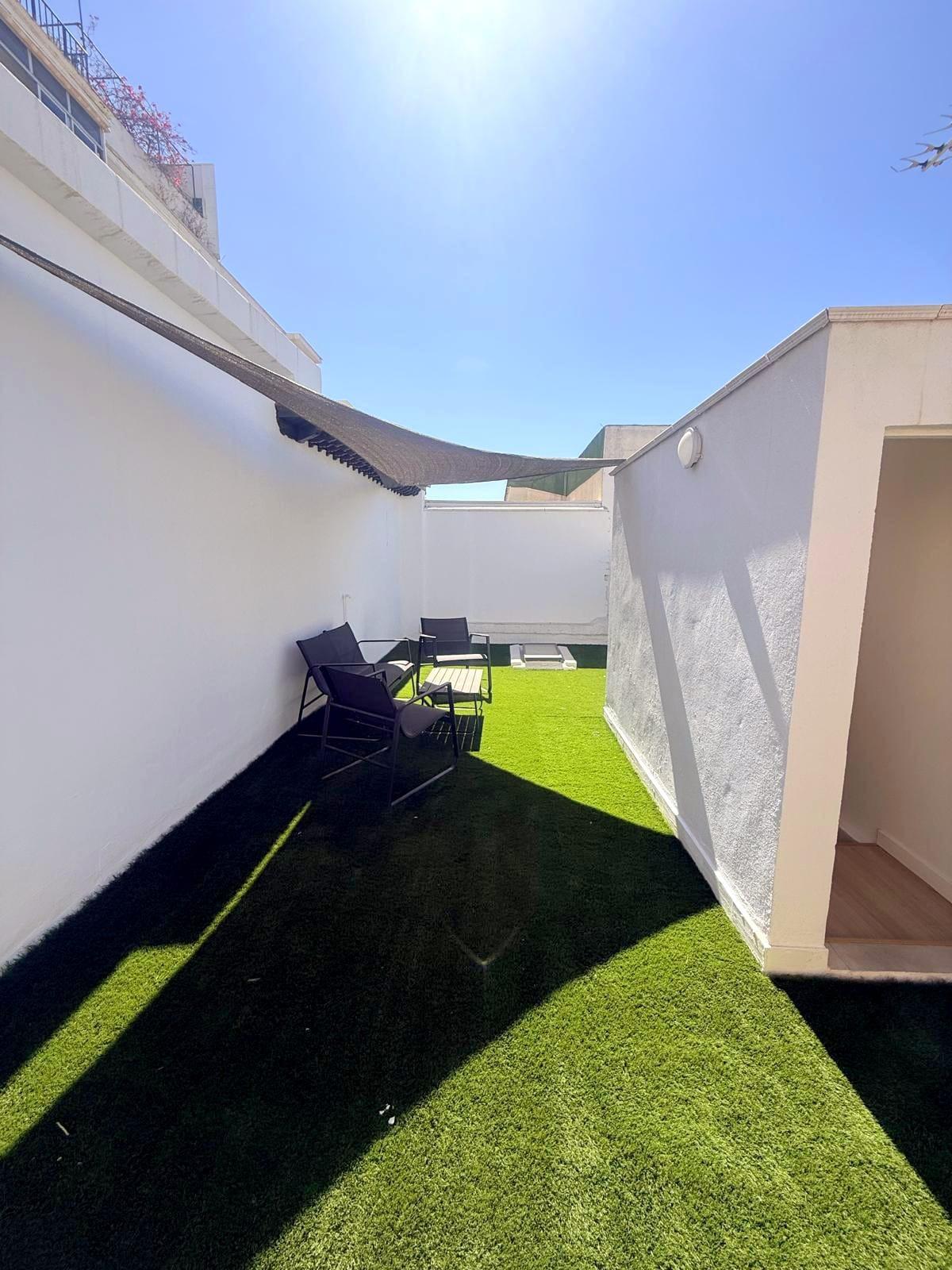 Preciosa casa con espectacular terraza solárium.
