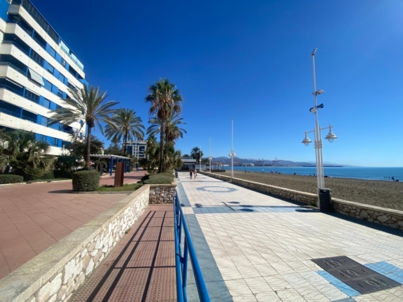 Piso en venta a 5 minutos andando de la playa, 4 habitaciones, amplia terraza y vistas.