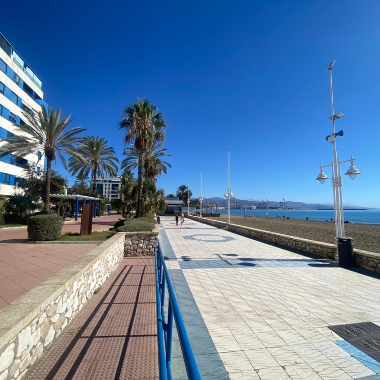 Piso en venta a 5 minutos andando de la playa, 4 habitaciones, amplia terraza y vistas.