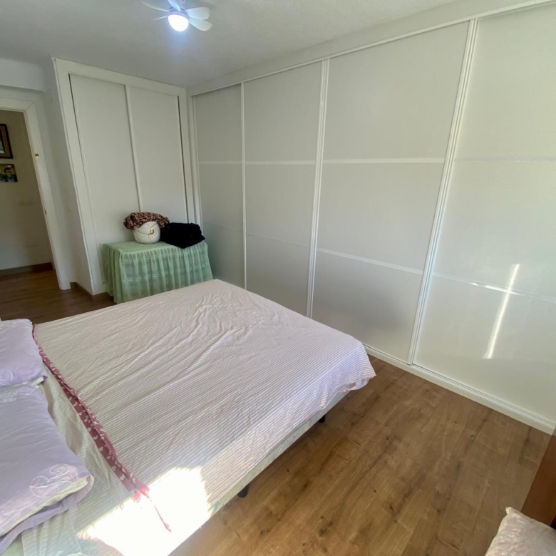 Piso en venta a 5 minutos andando de la playa, 4 habitaciones, amplia terraza y vistas.