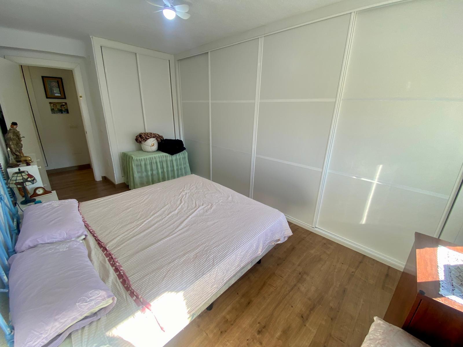 Piso en venta a 5 minutos andando de la playa, 4 habitaciones, amplia terraza y vistas.
