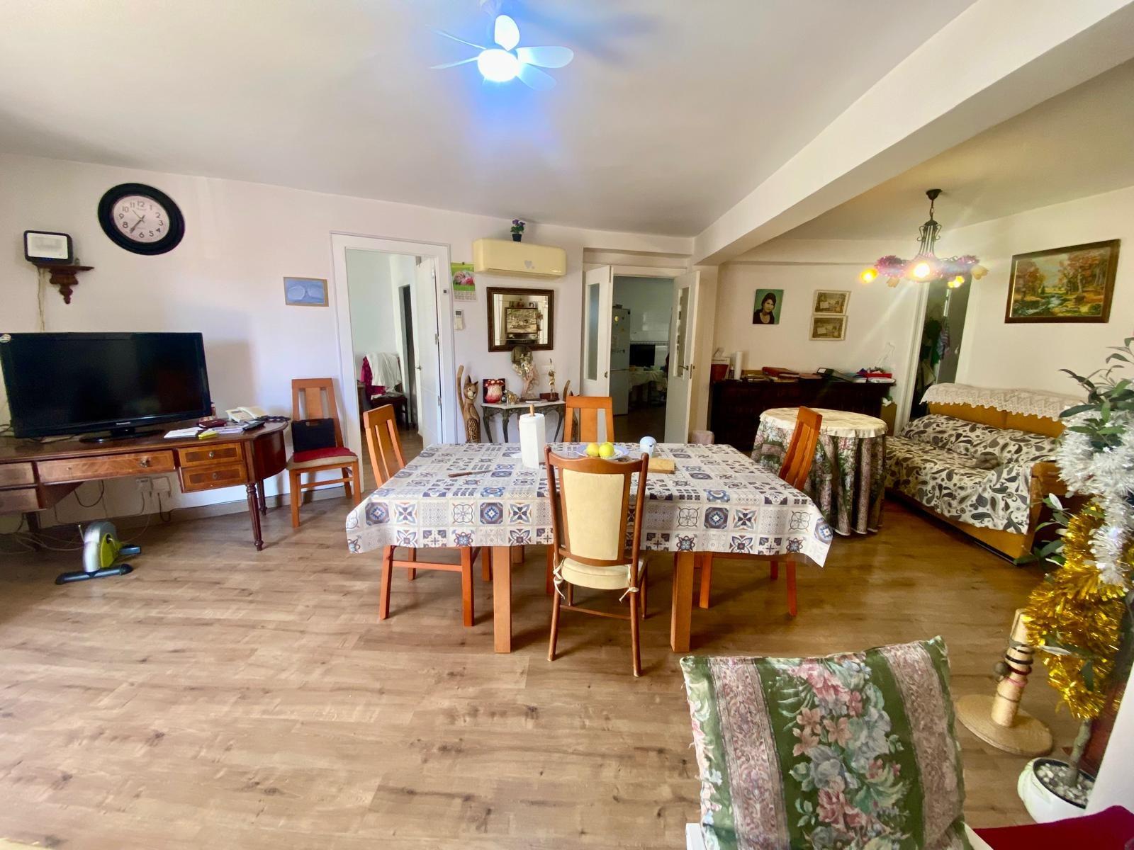 Piso en venta a 5 minutos andando de la playa, 4 habitaciones, amplia terraza y vistas.