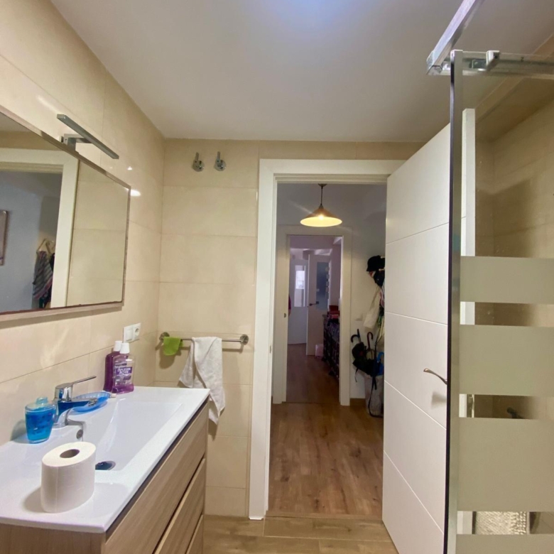 Piso en venta a 5 minutos andando de la playa, 4 habitaciones, amplia terraza y vistas.