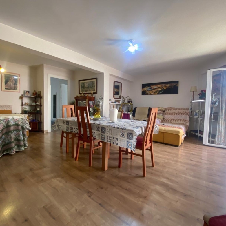 Piso en venta a 5 minutos andando de la playa, 4 habitaciones, amplia terraza y vistas.