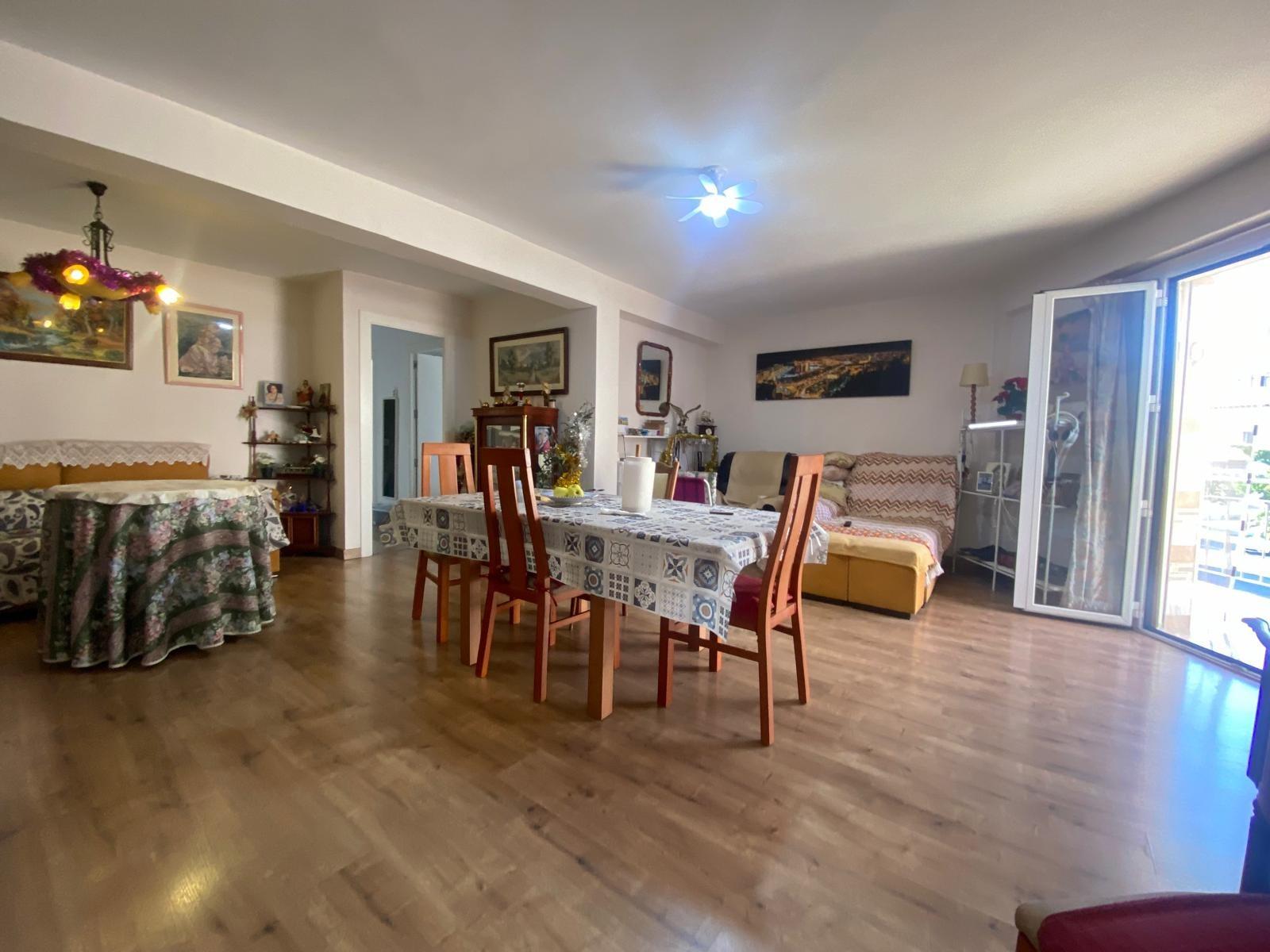 Piso en venta a 5 minutos andando de la playa, 4 habitaciones, amplia terraza y vistas.