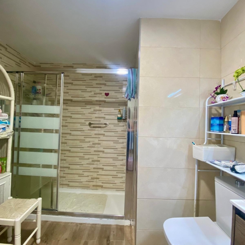 Piso en venta a 5 minutos andando de la playa, 4 habitaciones, amplia terraza y vistas.