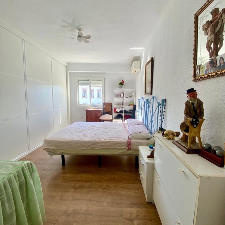 Piso en venta a 5 minutos andando de la playa, 4 habitaciones, amplia terraza y vistas.