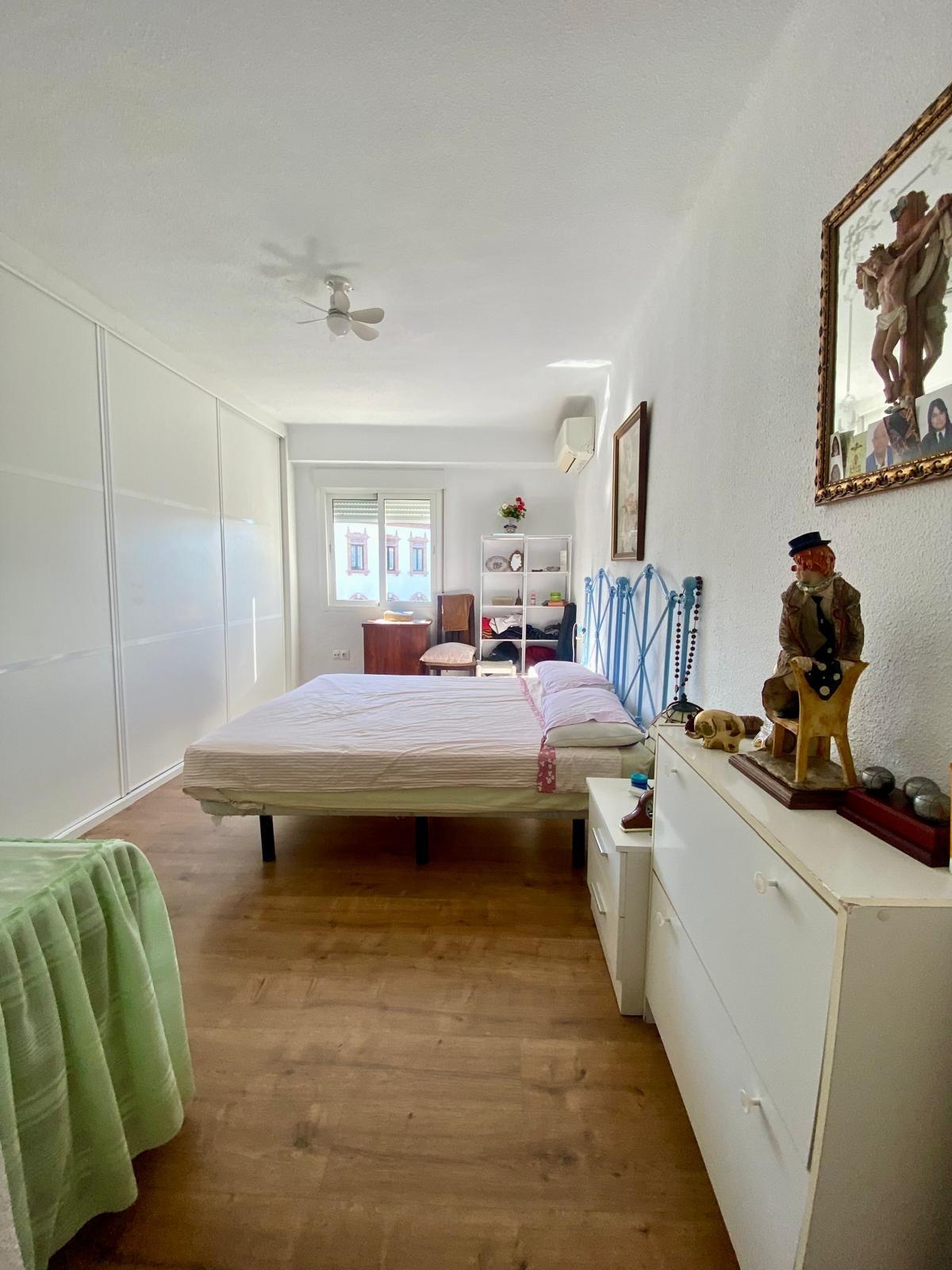 Piso en venta a 5 minutos andando de la playa, 4 habitaciones, amplia terraza y vistas.