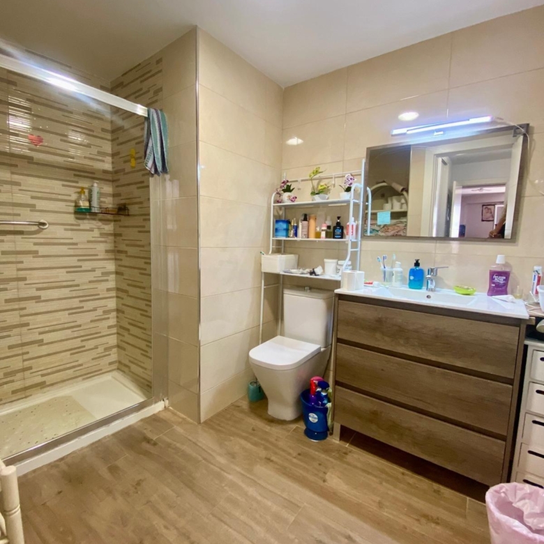 Piso en venta a 5 minutos andando de la playa, 4 habitaciones, amplia terraza y vistas.