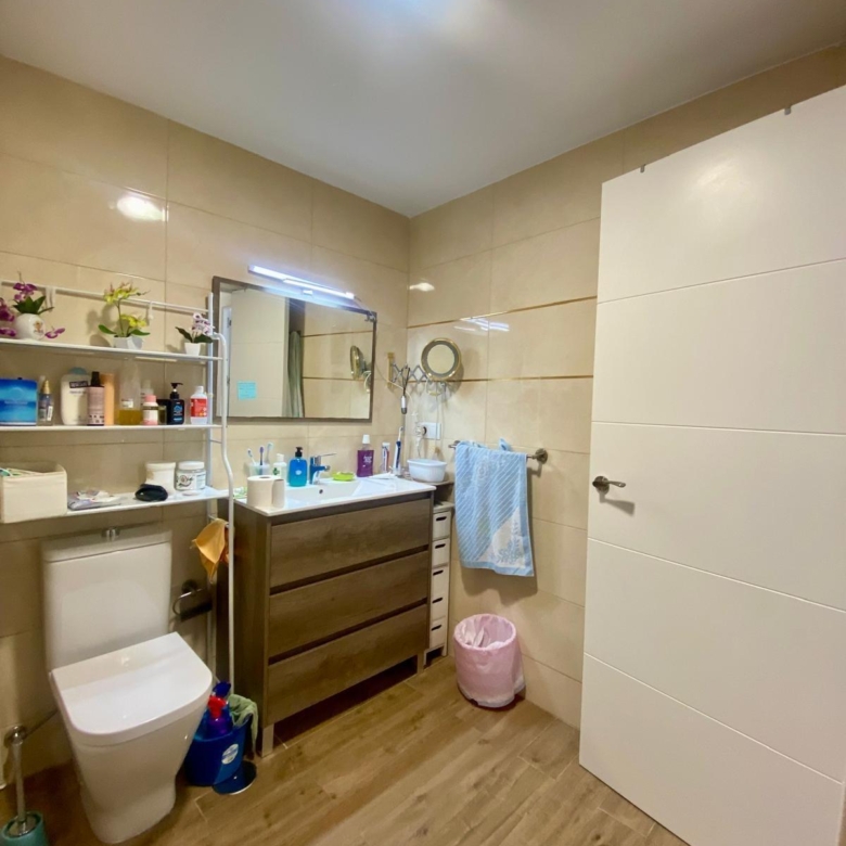 Piso en venta a 5 minutos andando de la playa, 4 habitaciones, amplia terraza y vistas.