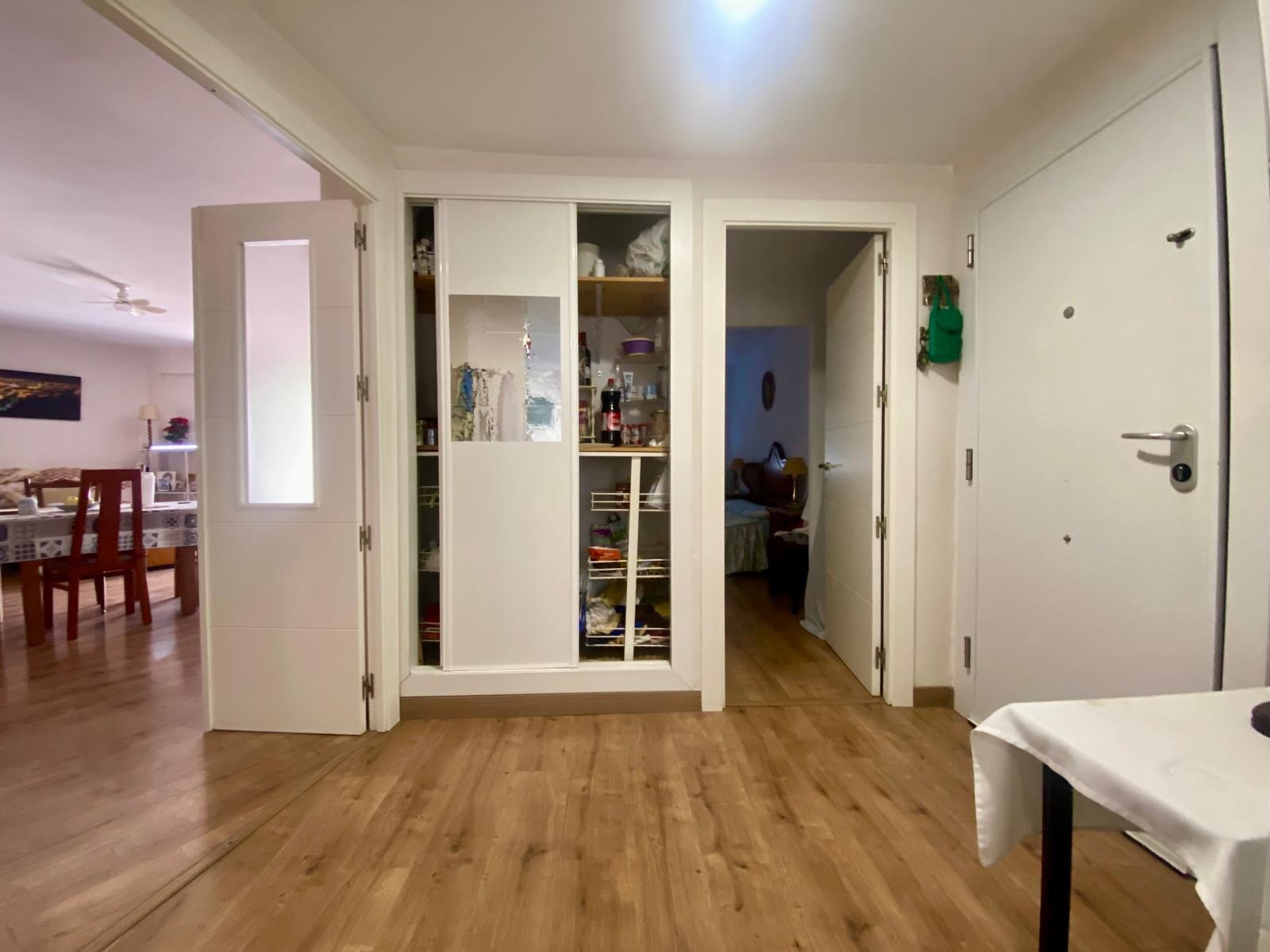 Piso en venta a 5 minutos andando de la playa, 4 habitaciones, amplia terraza y vistas.