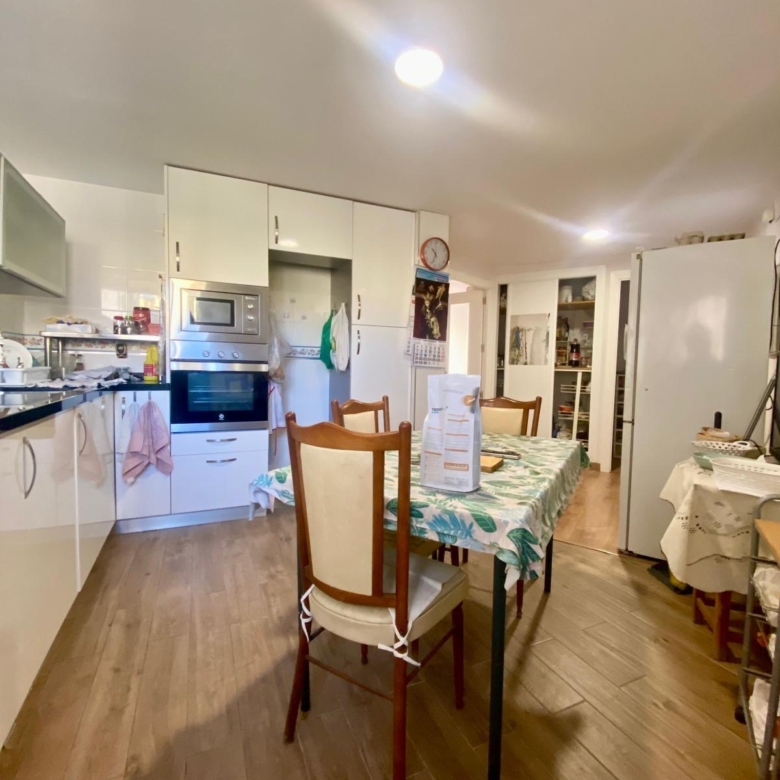 Piso en venta a 5 minutos andando de la playa, 4 habitaciones, amplia terraza y vistas.