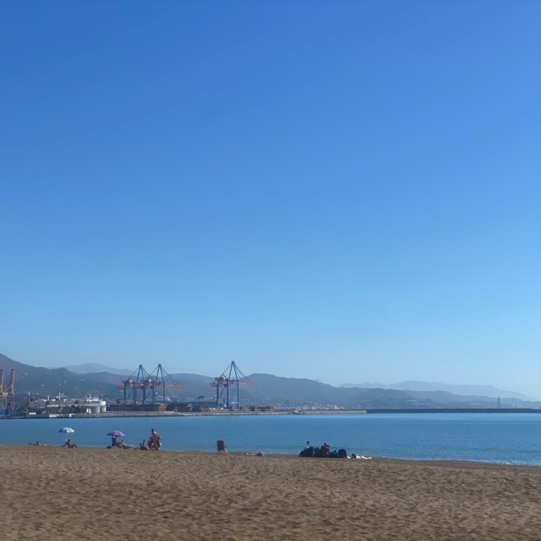 Piso en venta a 5 minutos andando de la playa, 4 habitaciones, amplia terraza y vistas.