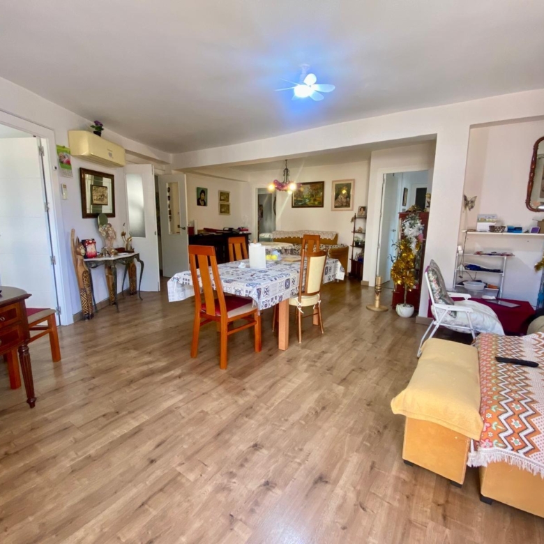 Piso en venta a 5 minutos andando de la playa, 4 habitaciones, amplia terraza y vistas.