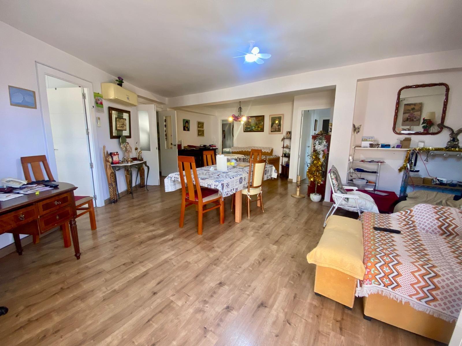 Piso en venta a 5 minutos andando de la playa, 4 habitaciones, amplia terraza y vistas.