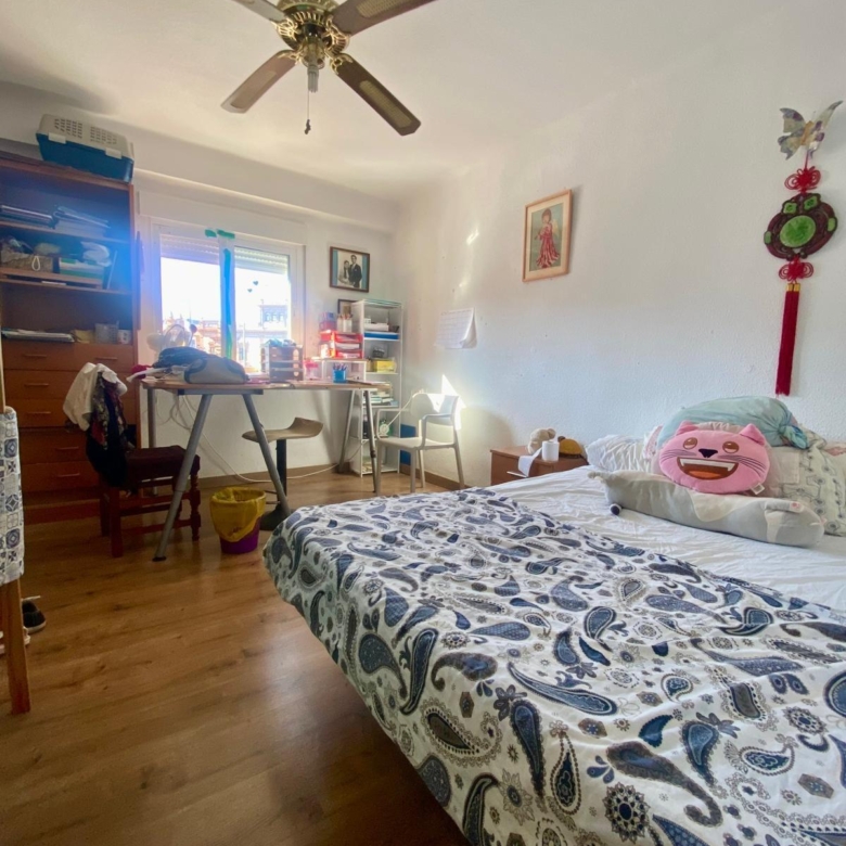 Piso en venta a 5 minutos andando de la playa, 4 habitaciones, amplia terraza y vistas.