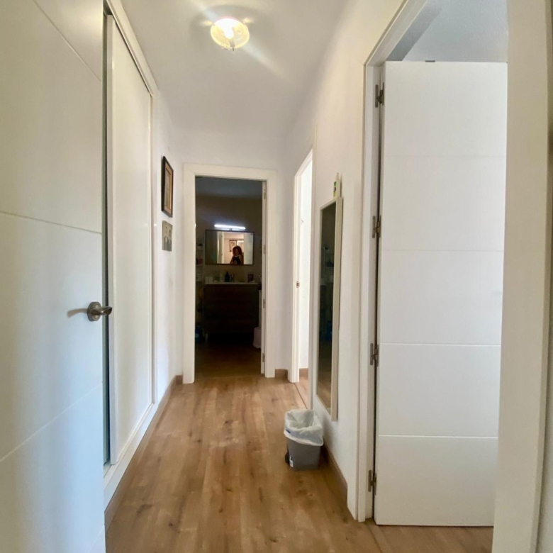 Piso en venta a 5 minutos andando de la playa, 4 habitaciones, amplia terraza y vistas.