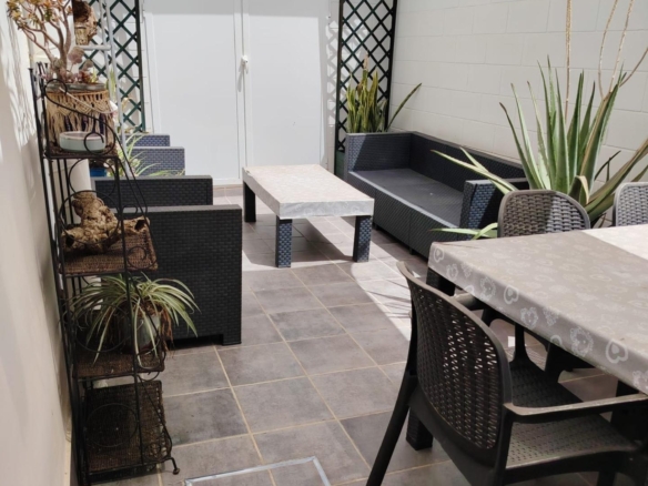 Piso en Carranque, para entrar, con bonito patio privado