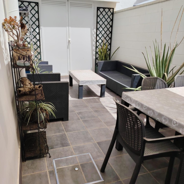 Piso en Carranque, para entrar, con bonito patio privado