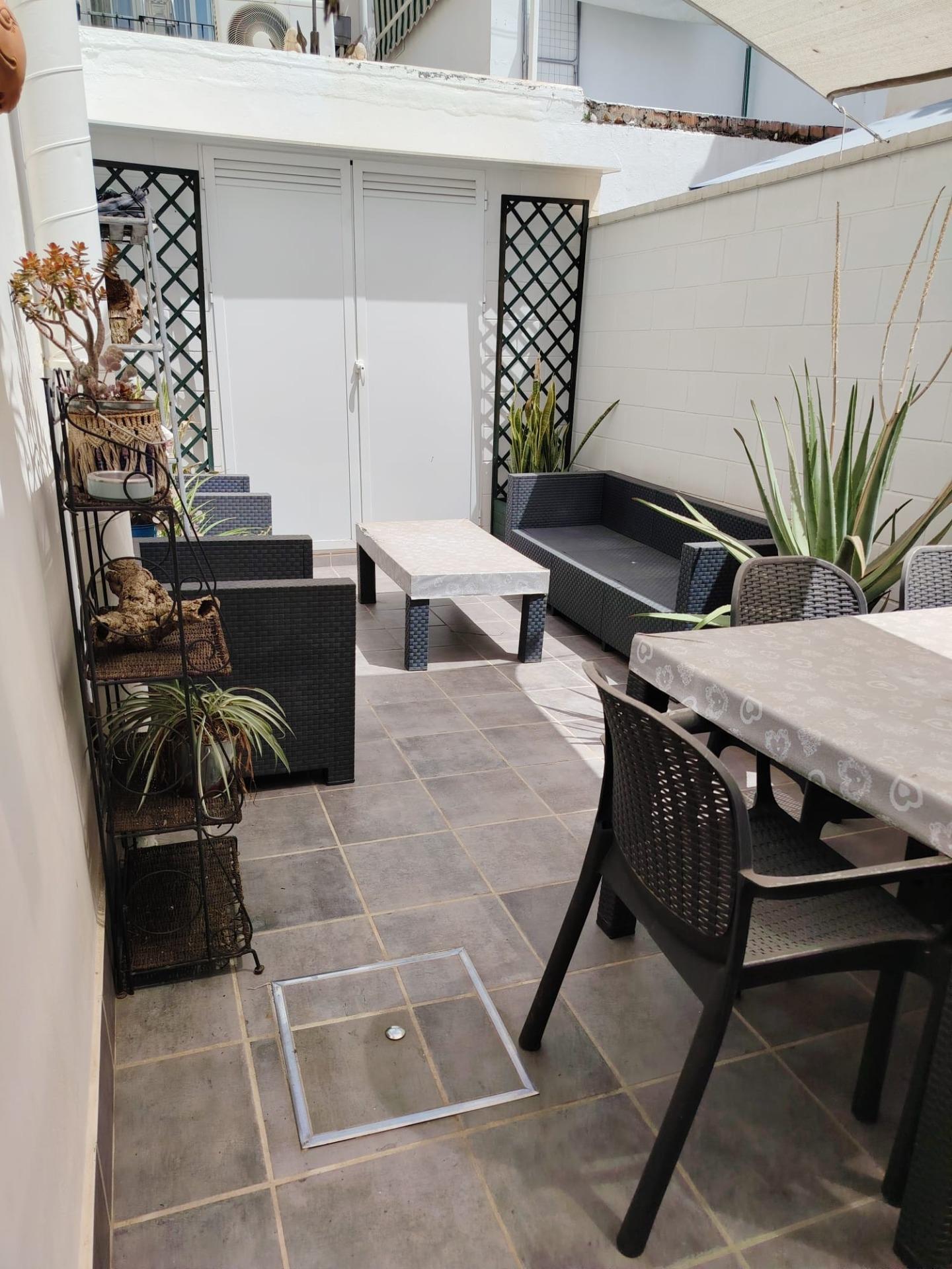 Piso en Carranque, para entrar, con bonito patio privado