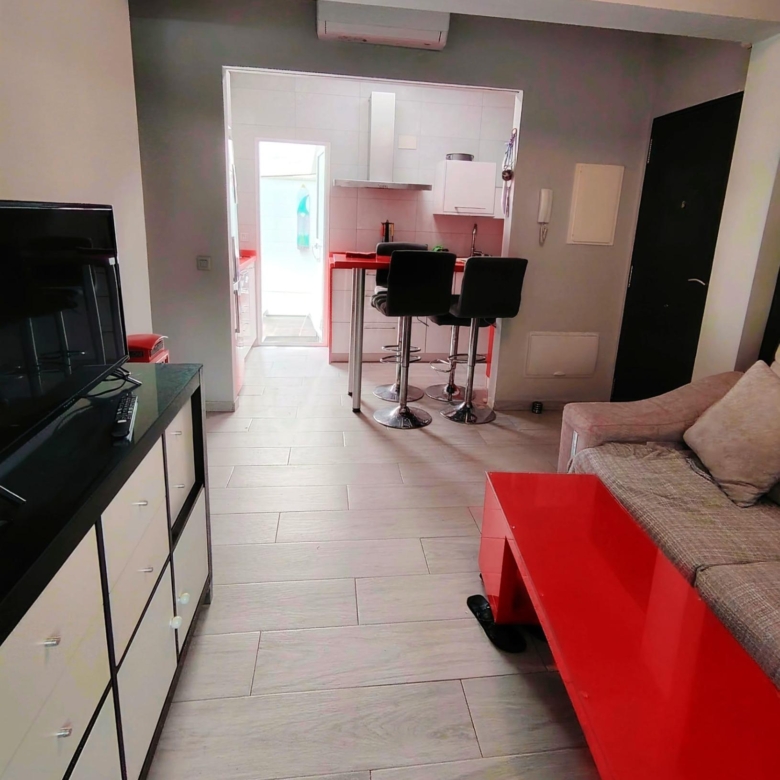 Piso en Carranque, para entrar, con bonito patio privado