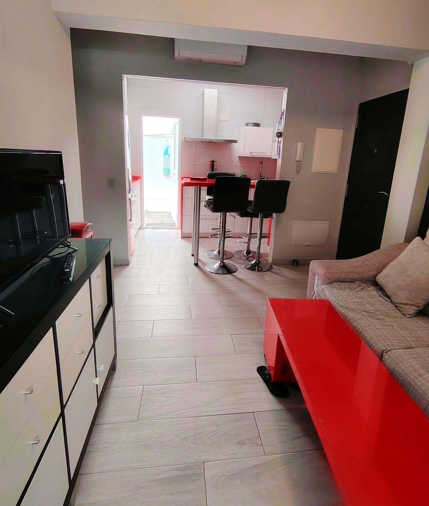 Piso en Carranque, para entrar, con bonito patio privado