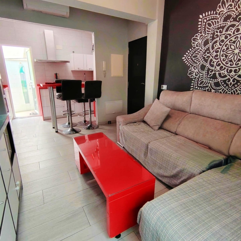 Piso en Carranque, para entrar, con bonito patio privado