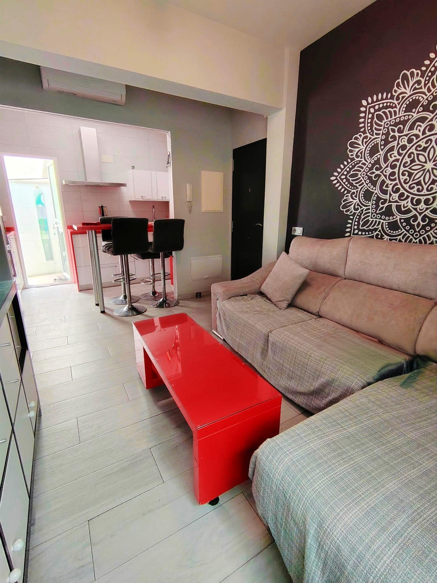 Piso en Carranque, para entrar, con bonito patio privado
