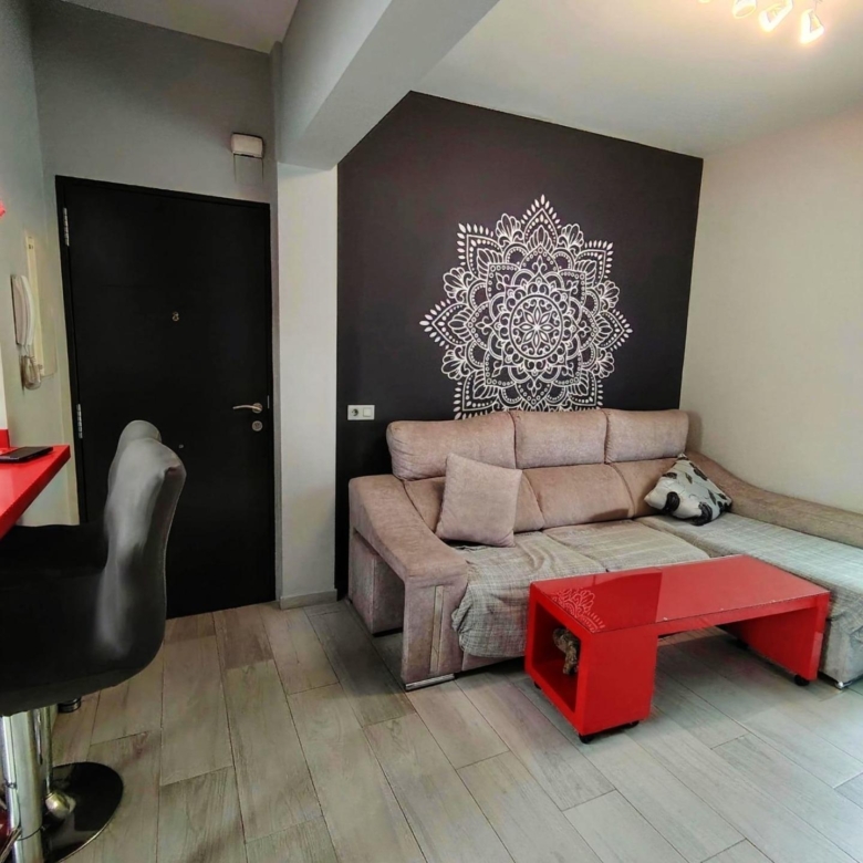 Piso en Carranque, para entrar, con bonito patio privado