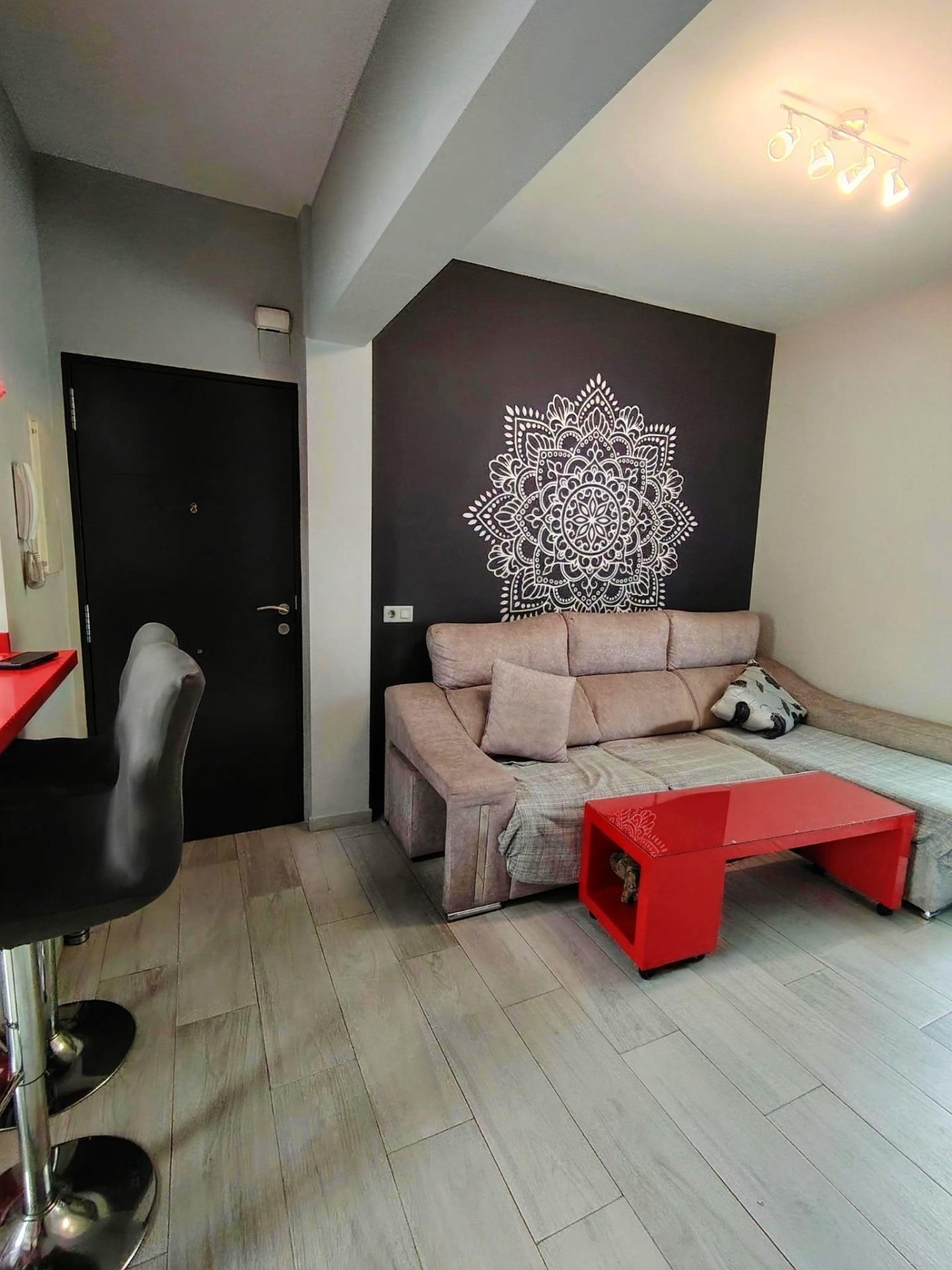 Piso en Carranque, para entrar, con bonito patio privado
