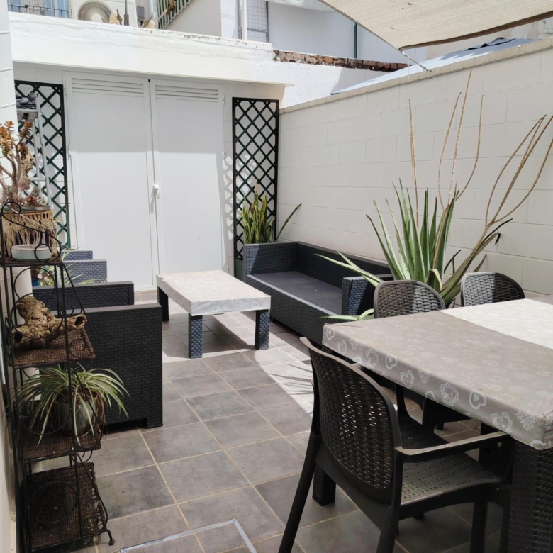 Piso en Carranque, para entrar, con bonito patio privado