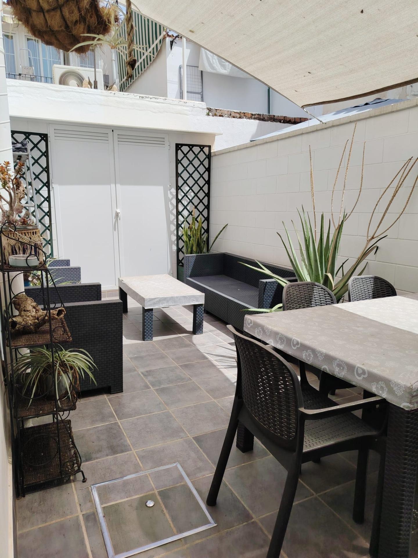 Piso en Carranque, para entrar, con bonito patio privado