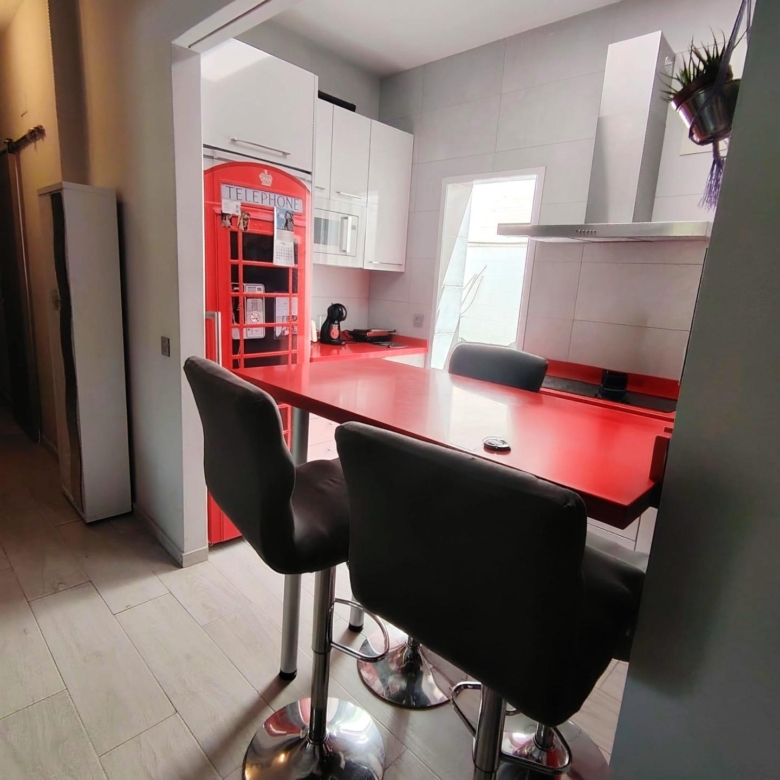 Piso en Carranque, para entrar, con bonito patio privado