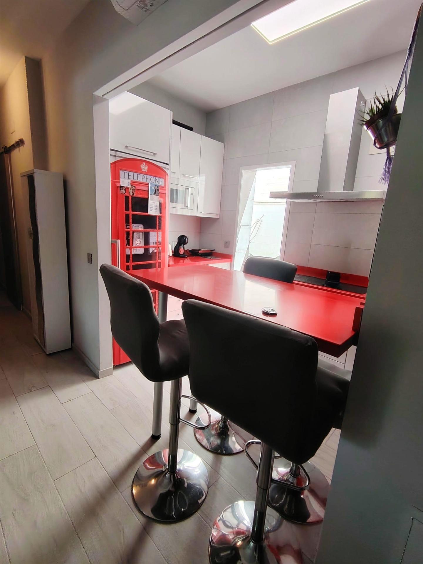 Piso en Carranque, para entrar, con bonito patio privado