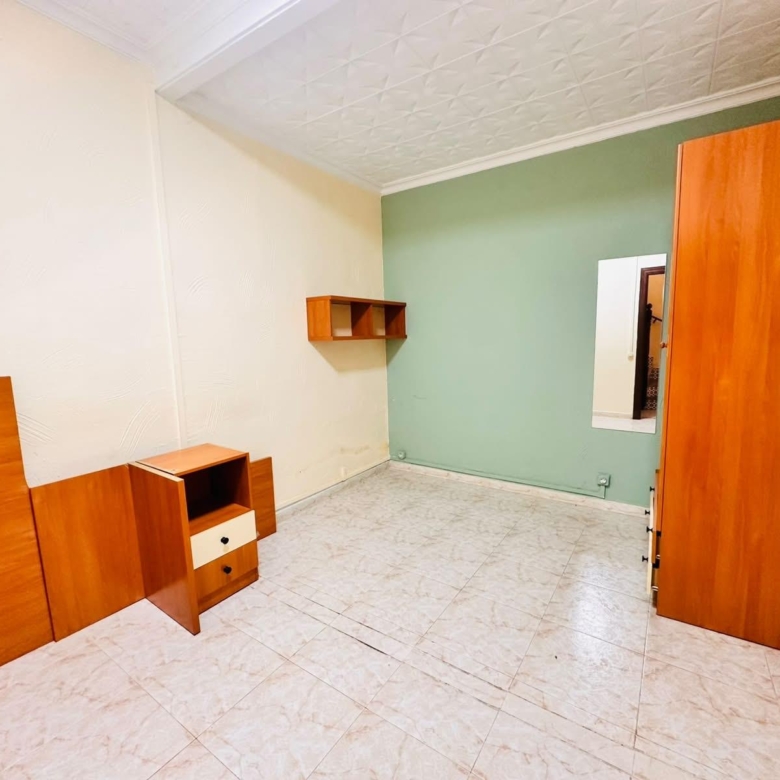 Casa haciendo esquina al lado del colegio de Gamarra