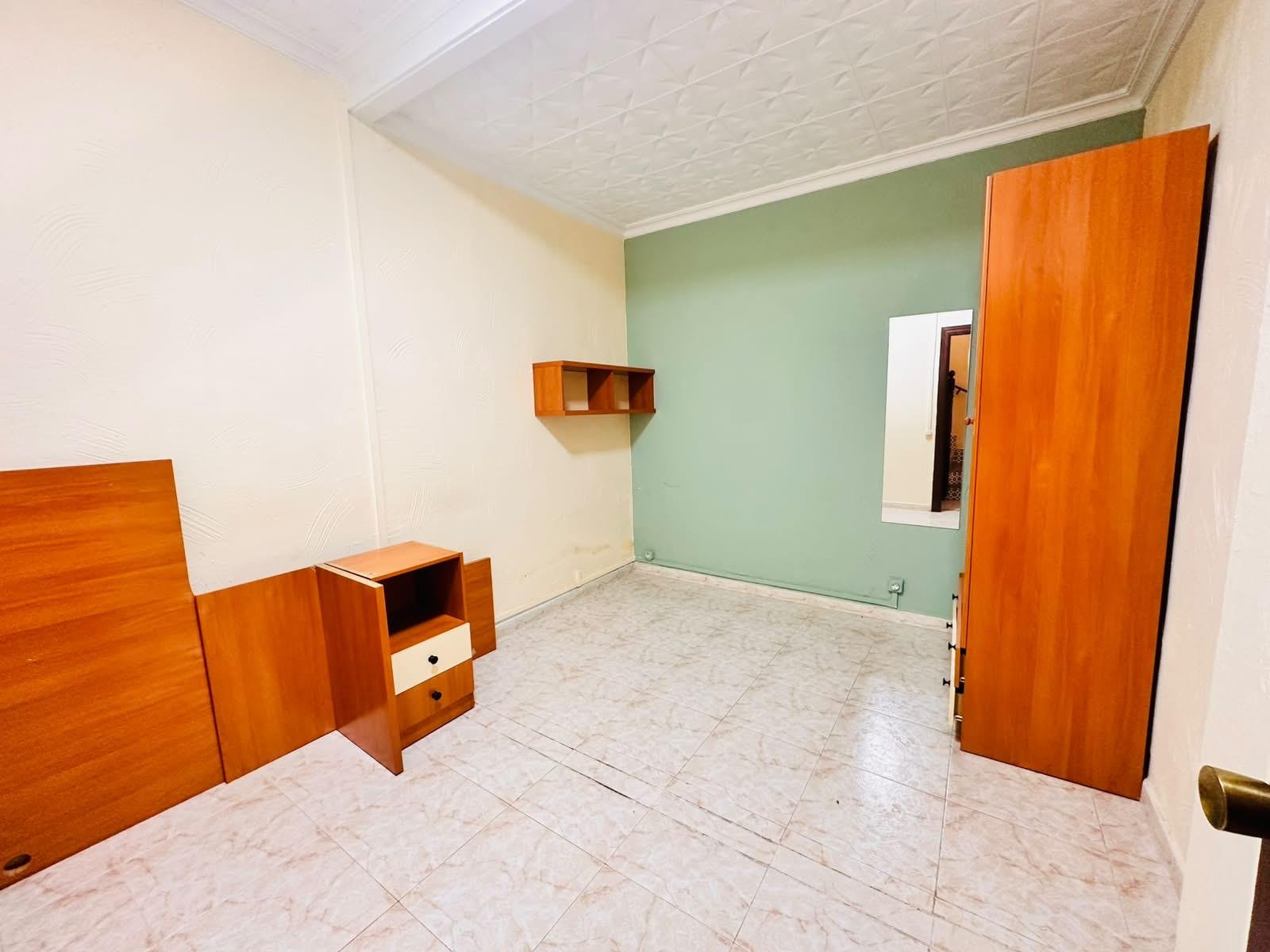 Casa haciendo esquina al lado del colegio de Gamarra